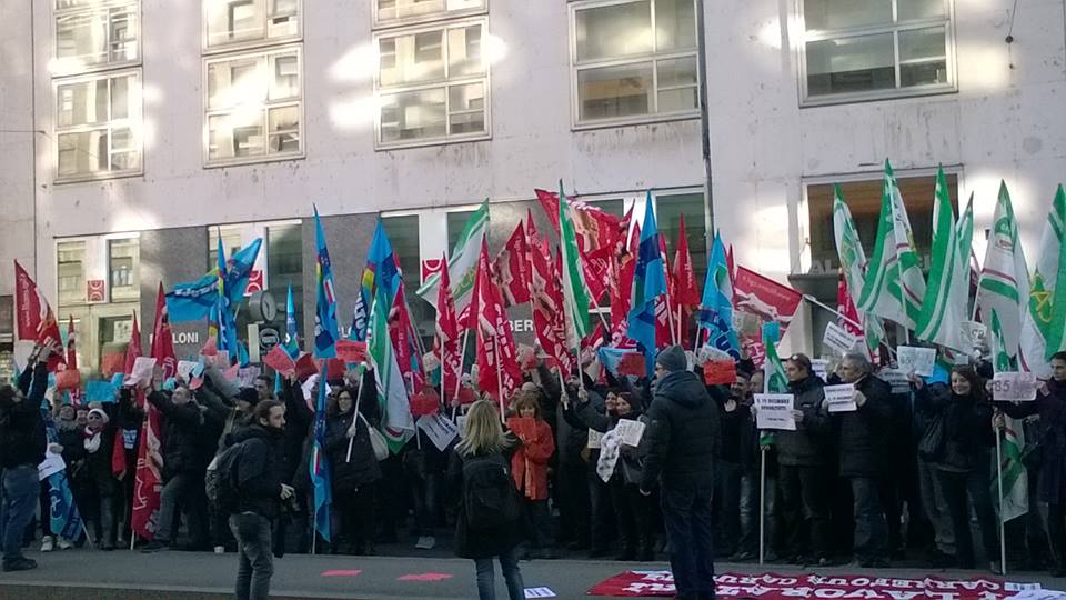 Il presidio di venerdì 27 novembre a Milano.