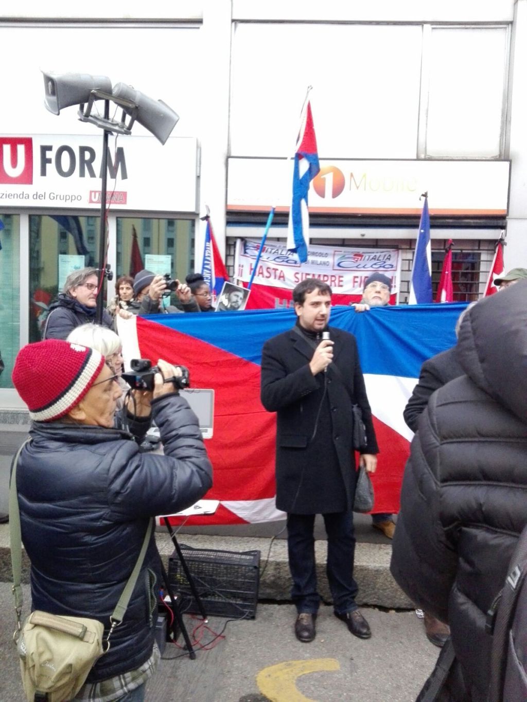 Milano, 03/12: FP in piazza rende omaggio a Fidel Castro&nbsp;(Video)