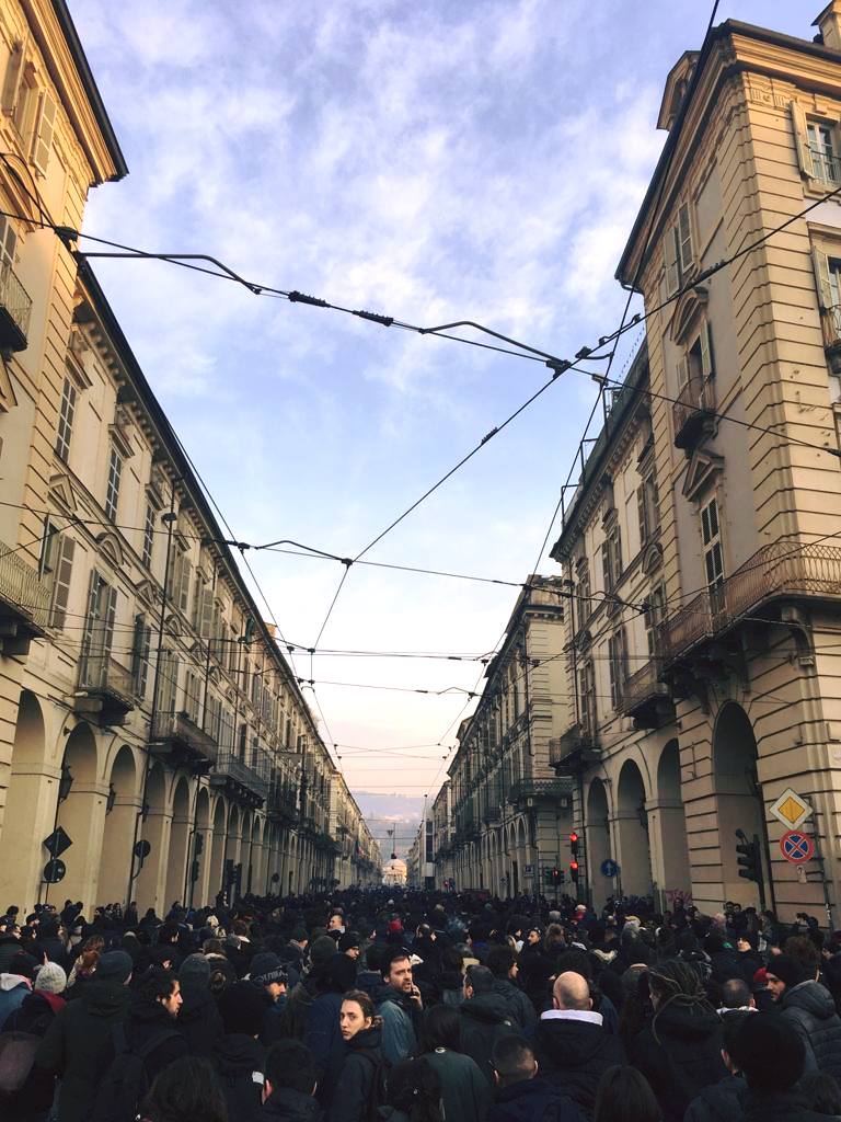Torino: un corteo determinato e solidale sfila per le vie della città&nbsp;militarizzata