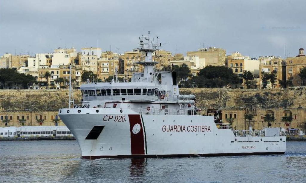 Salvini nega lo sbarco a una nave della Guardia Costiera con 135 migranti
