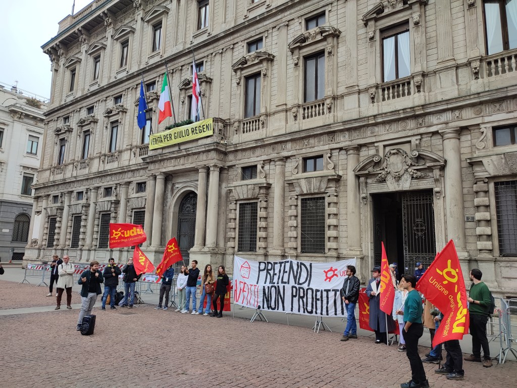 Affitti, non profitti! La manifestazione degli studenti universitari davanti a Palazzo Marino
